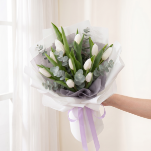 Ramo de 10 tulipanes blancos