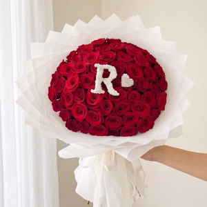 Ramo buchón de 50 rosas rojas con inicial